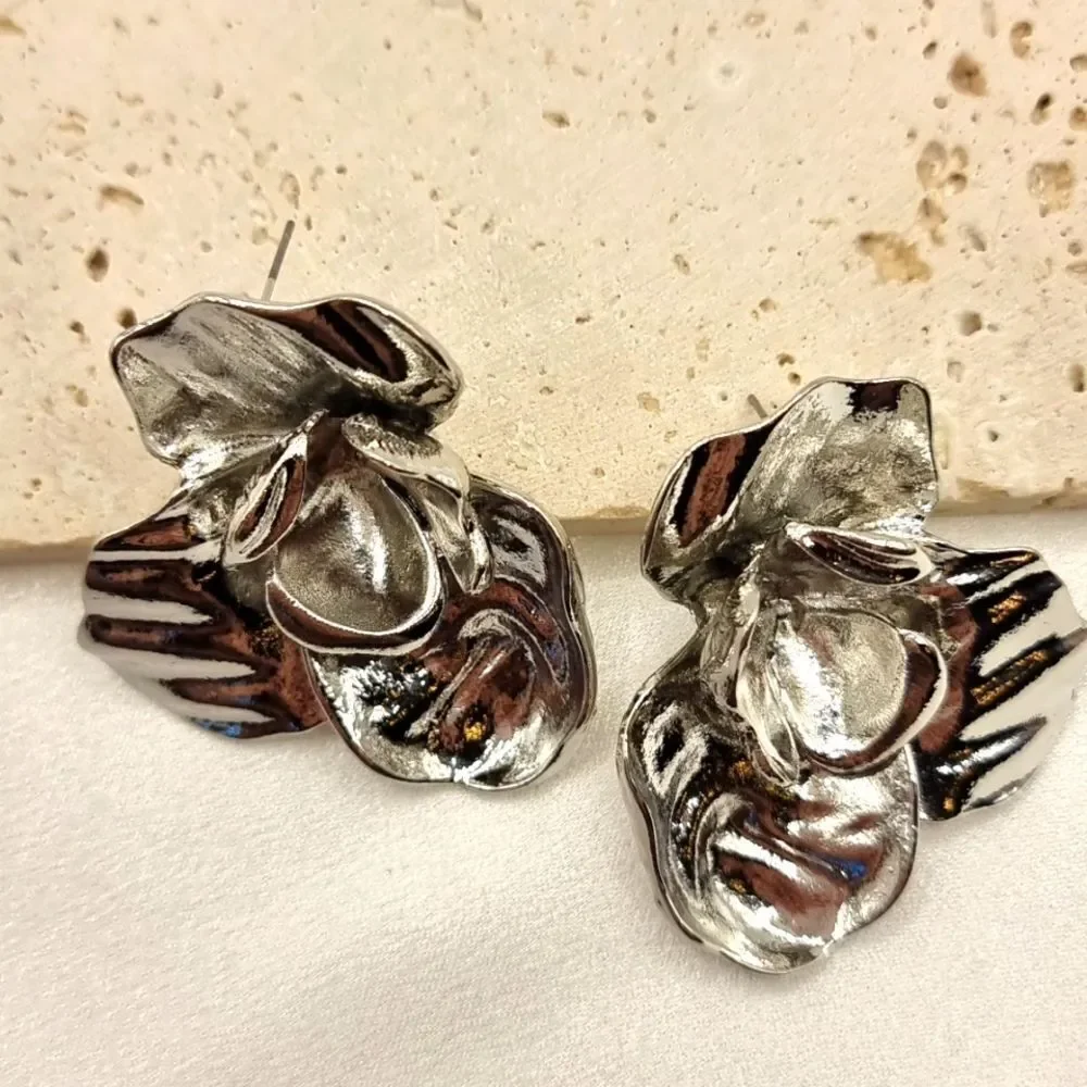 ZARA Carved flower earrings In Silver | NWOT